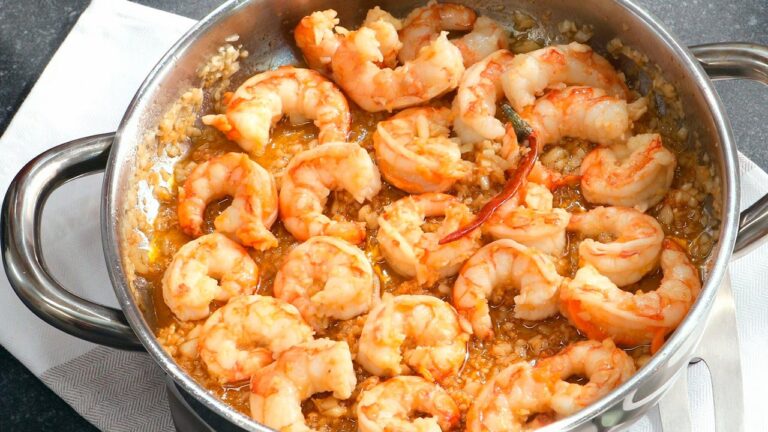 gambas al ajillo en una sarten caliente
