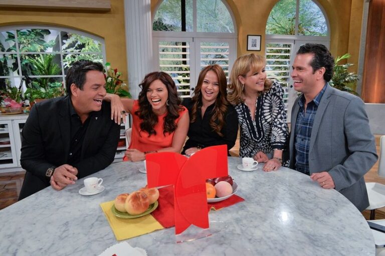 gente celebrando en un programa de television