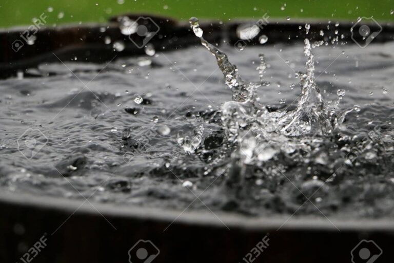 Cómo calcular las gotas por minuto en una infusión de manera fácil 2 gotas de agua cayendo en un recipiente