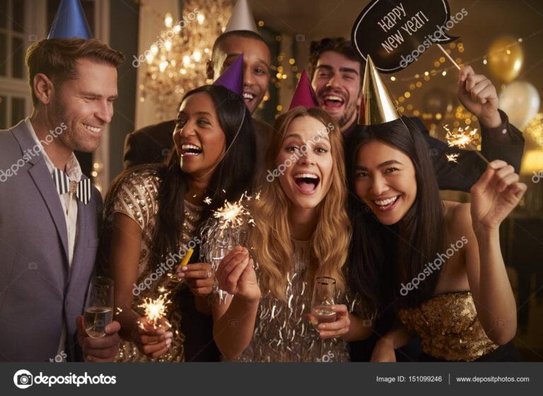 grupo de amigos celebrando un cumpleanos juntos