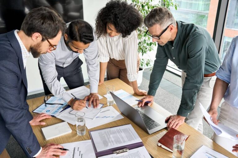 grupo de personas colaborando en un proyecto