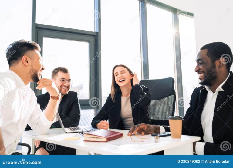 grupo de trabajadores en reunion de empresa