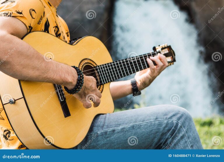 guitarrista tocando en un paisaje natural
