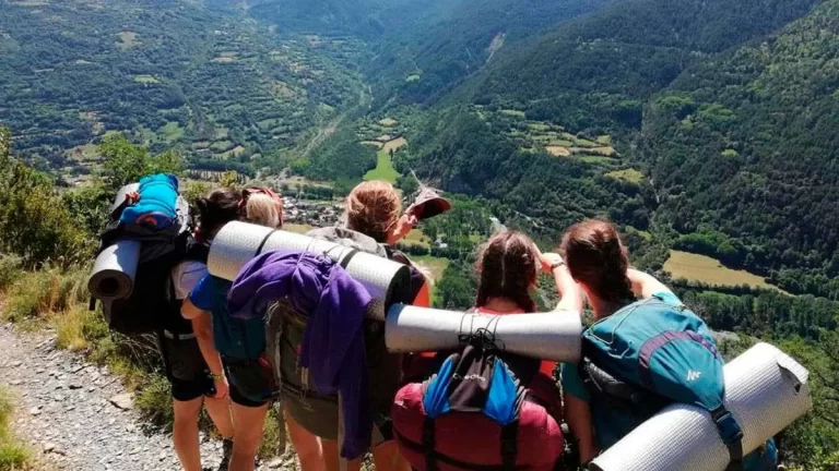 jovenes disfrutando de una aventura en verano