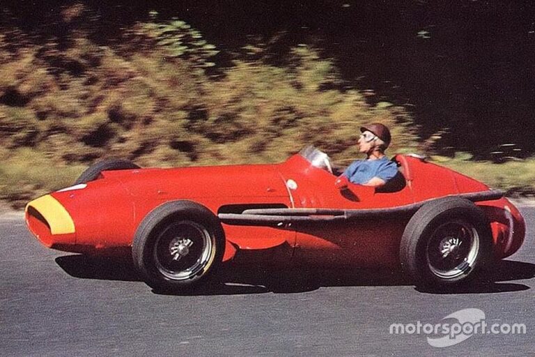 juan manuel fangio en su coche de f1