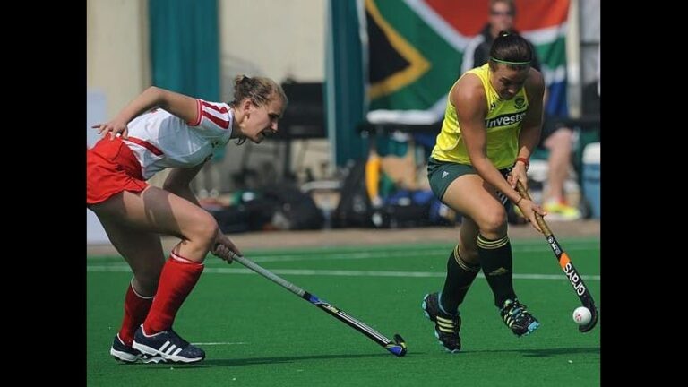 jugadoras de hockey sobre cesped en accion