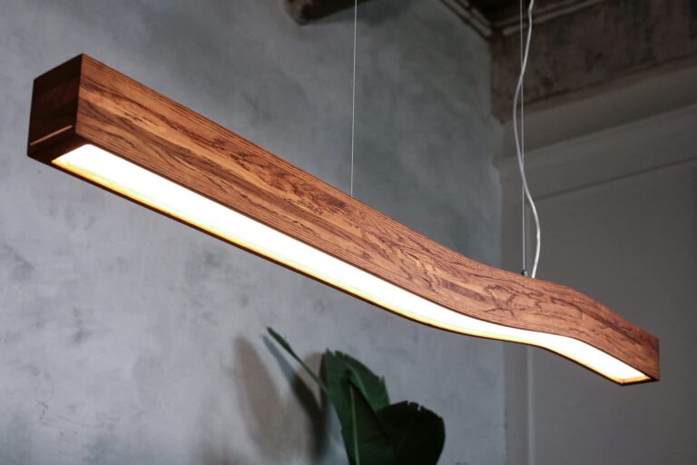 lamparas colgantes de madera en un hogar