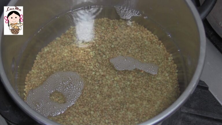 lentejas cocinandose en una olla
