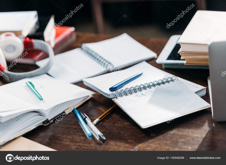 libros y cuadernos sobre mesa de estudio