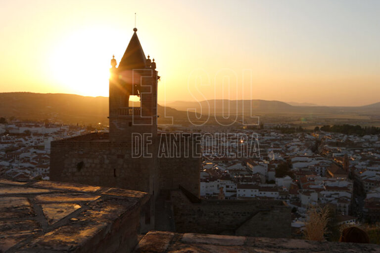 luz de luna sobre un paisaje andaluz