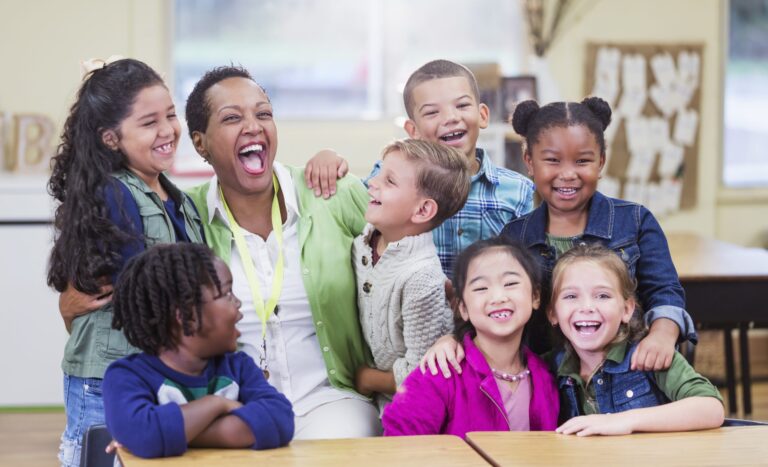 maestra inspirando a sus estudiantes