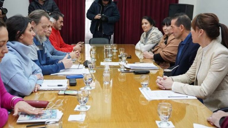 maestros reunidos en una mesa de negociacion