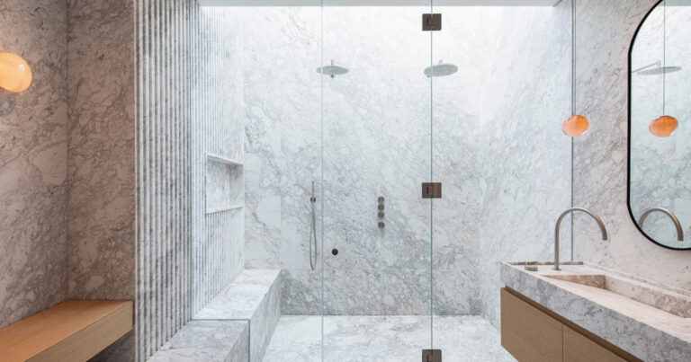 mampara de bano moderna en espacio pequeno