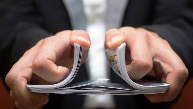 manos barajando cartas espanolas