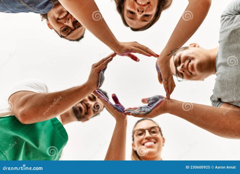 manos entrelazadas de amigas sonriendo