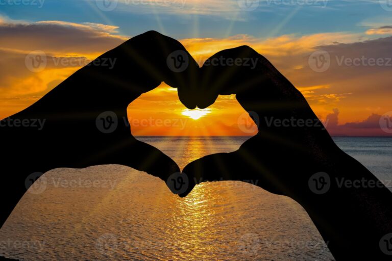 manos entrelazadas en un atardecer