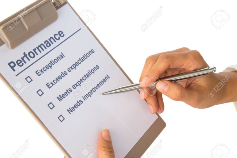 manos llenando un formulario en blanco