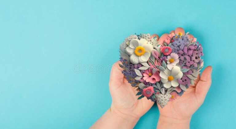 manos sosteniendo un corazon de flores