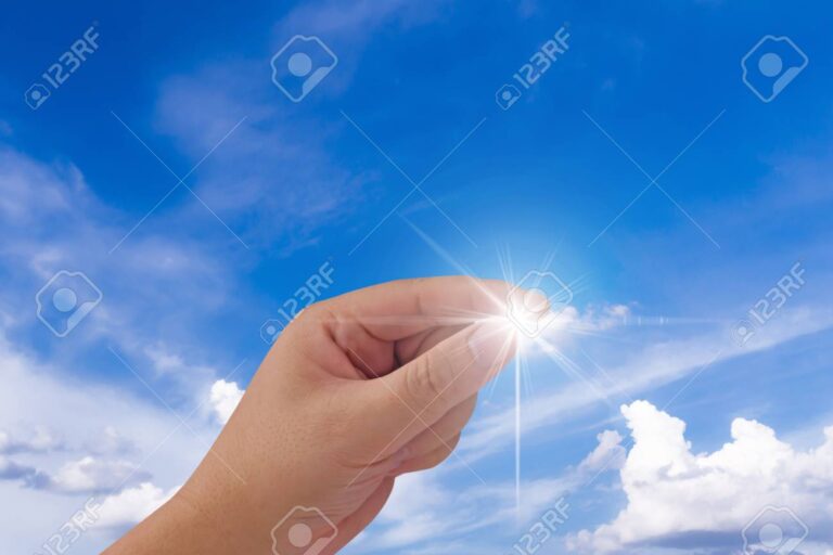 manos sosteniendo una estrella brillante