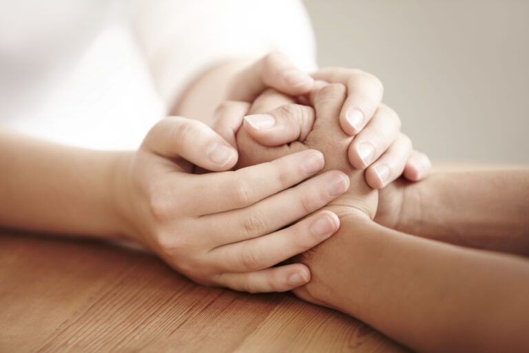 manos unidas en oracion y esperanza