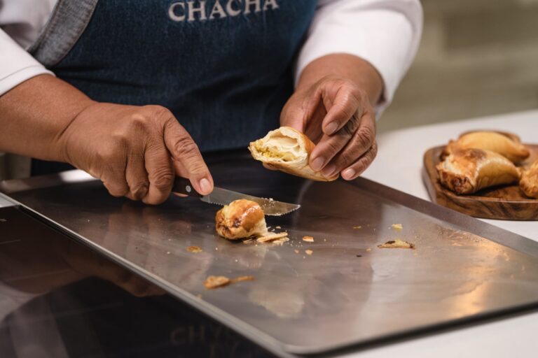 masa de empanadas en una superficie de cocina