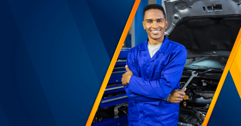 mecanico trabajando en un taller automotriz