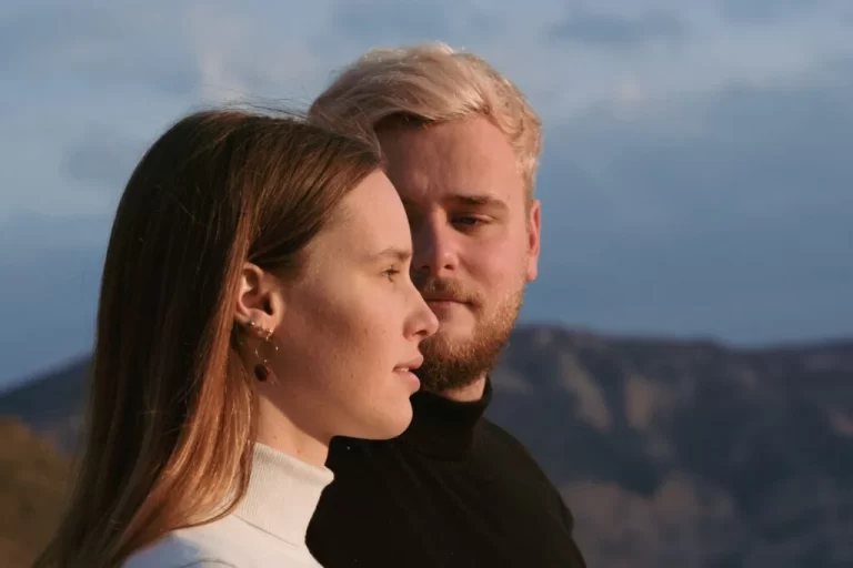 mirada intensa entre dos personas