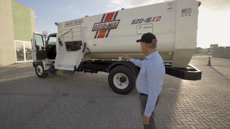 mixer de alimentos para ganado en accion