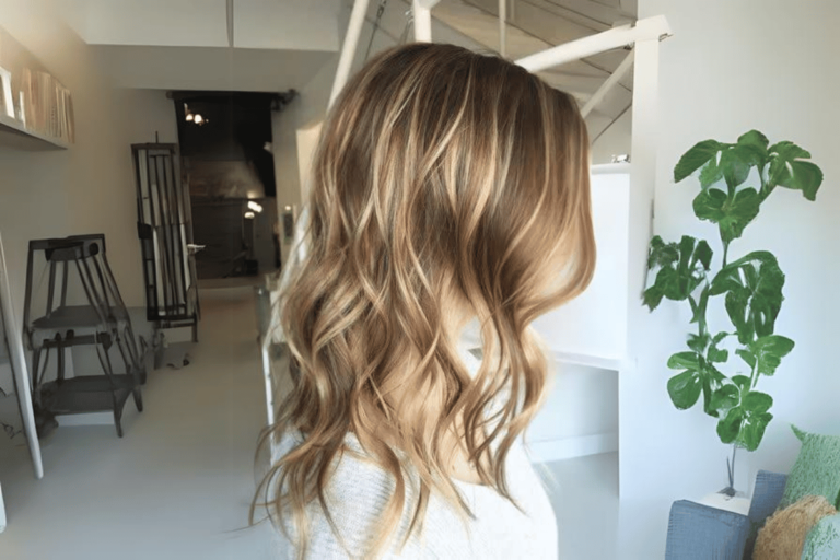 Cómo lograr reflejos rubios en el pelo castaño sin dañar el cabello 2 mujer con reflejos rubios en cabello castano