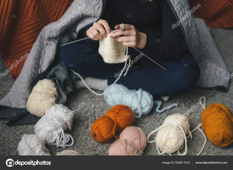 mujer disfrutando de un hobby en casa