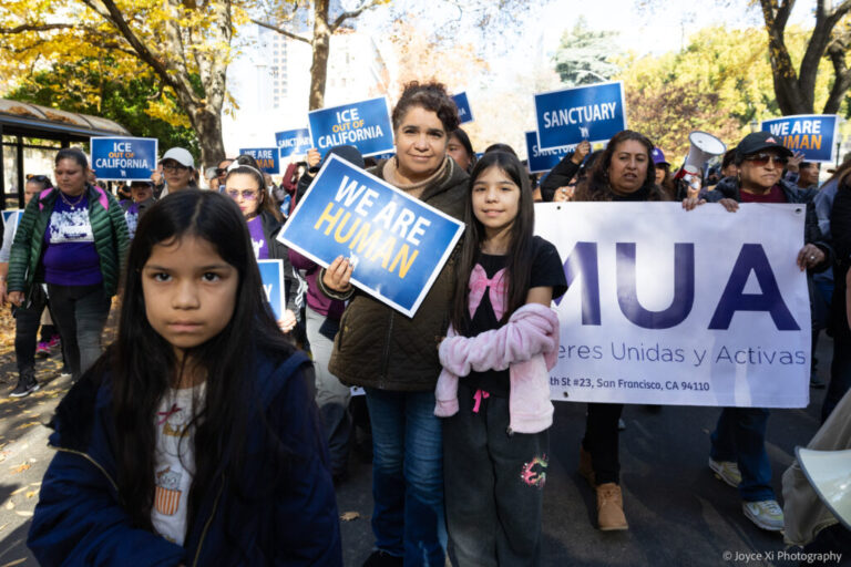 mujeres unidas en un acto de protesta