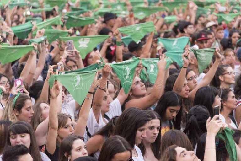 Qué pasó en la primera marcha de Ni Una Menos en Argentina 2 multitud marchando con panuelos verdes