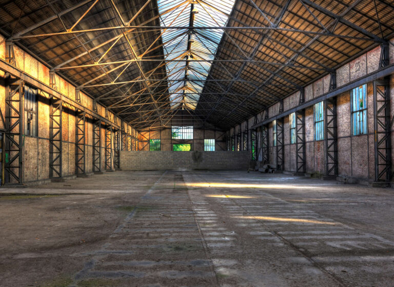 nave industrial de madera en paisaje natural