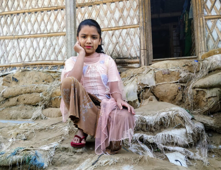 nina en un campo de refugiados