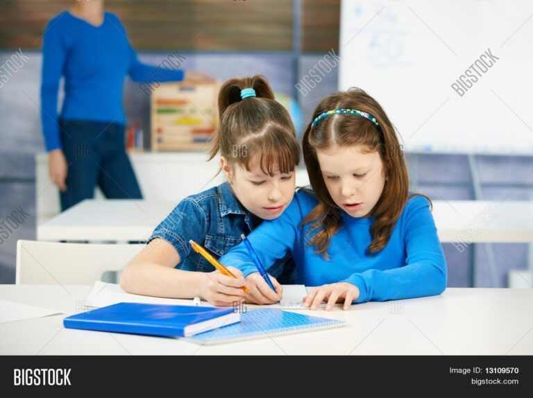 ninos aprendiendo juntos en un aula