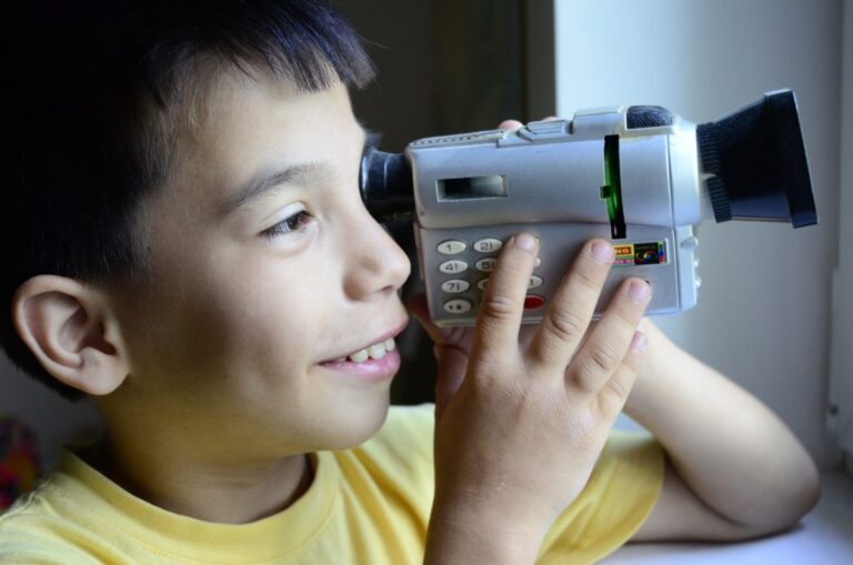 ninos creando peliculas con camaras