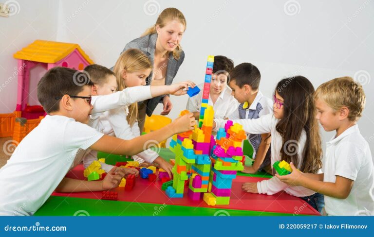 Qué aspectos clave deben incluirse en el diseño curricular para jardín maternal 2 ninos jugando en un aula colorida