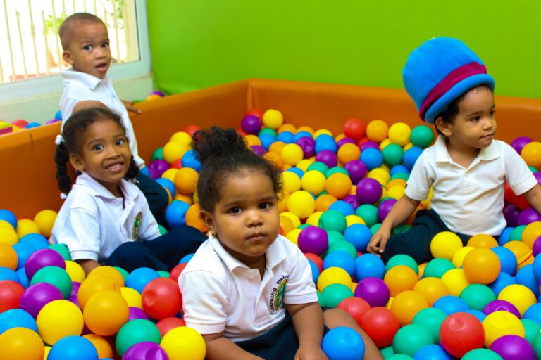 ninos jugando en un jardin colorido