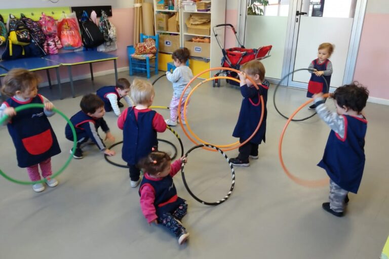 ninos jugando en un jardin maternal 2