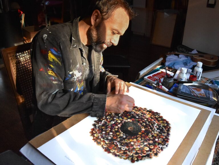 pablo bernasconi creando arte en su estudio