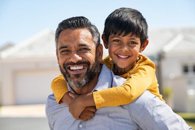padre e hijo riendo juntos