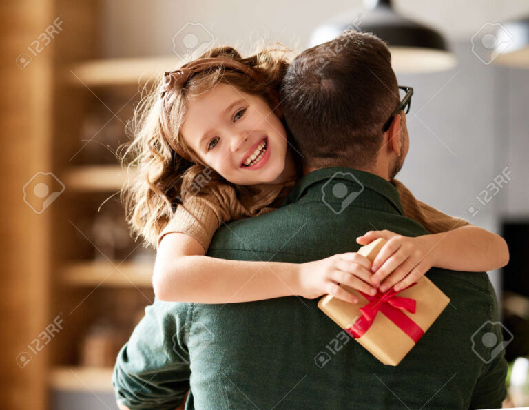 padre recibiendo un regalo sorpresa