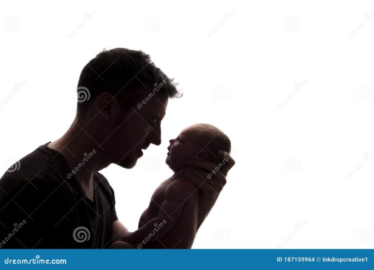 padre sosteniendo a su recien nacido