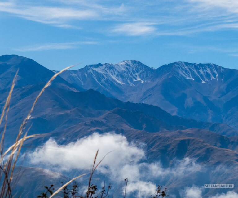 paisaje de andalgala con montanas al fondo