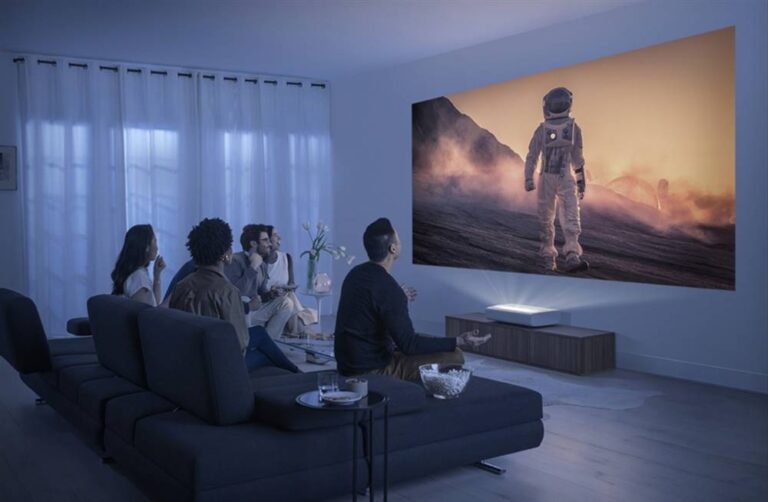 pantalla de cine con proyector encendido