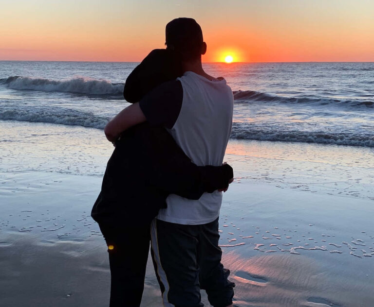 Nada hará cambiar mi amor por ti Descubre el verdadero significado 2 pareja abrazandose bajo un atardecer romantico