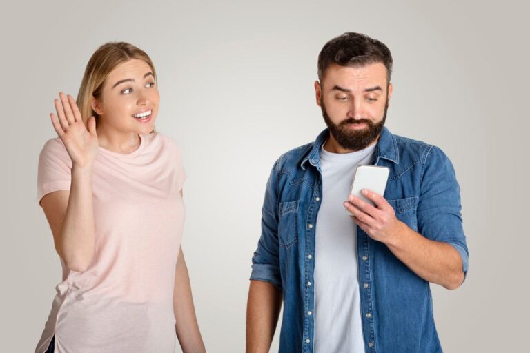 pareja desconectandose de dispositivos digitales