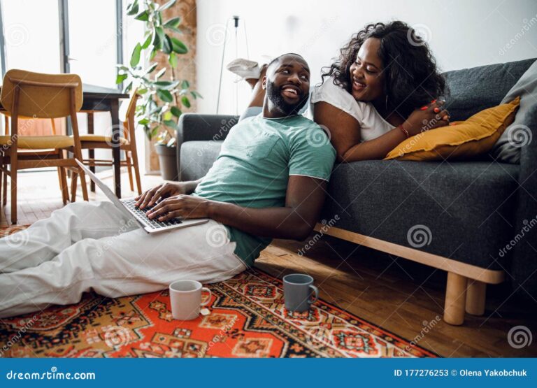 pareja feliz disfrutando de tiempo juntos