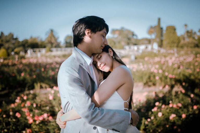 pareja feliz en una boda romantica