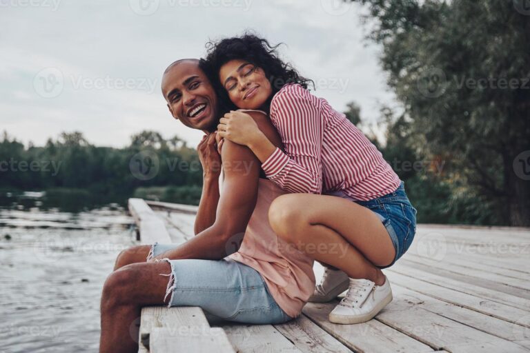 pareja sonriendo y abrazandose juntos
